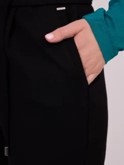 Czarne spodnie jogger z troczkami
