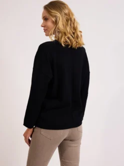 Czarny sweter damski