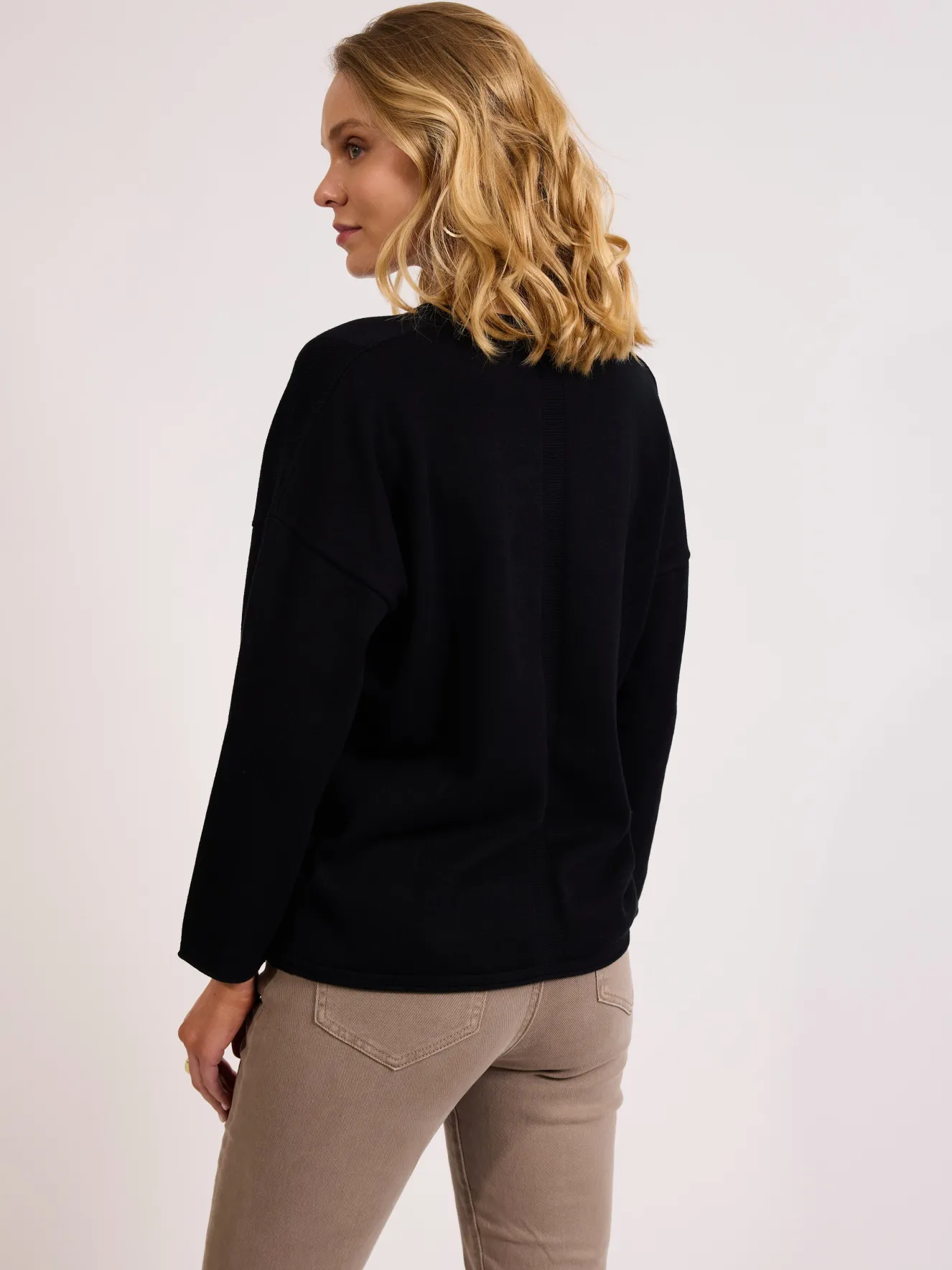 Czarny sweter damski