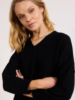 Czarny sweter damski