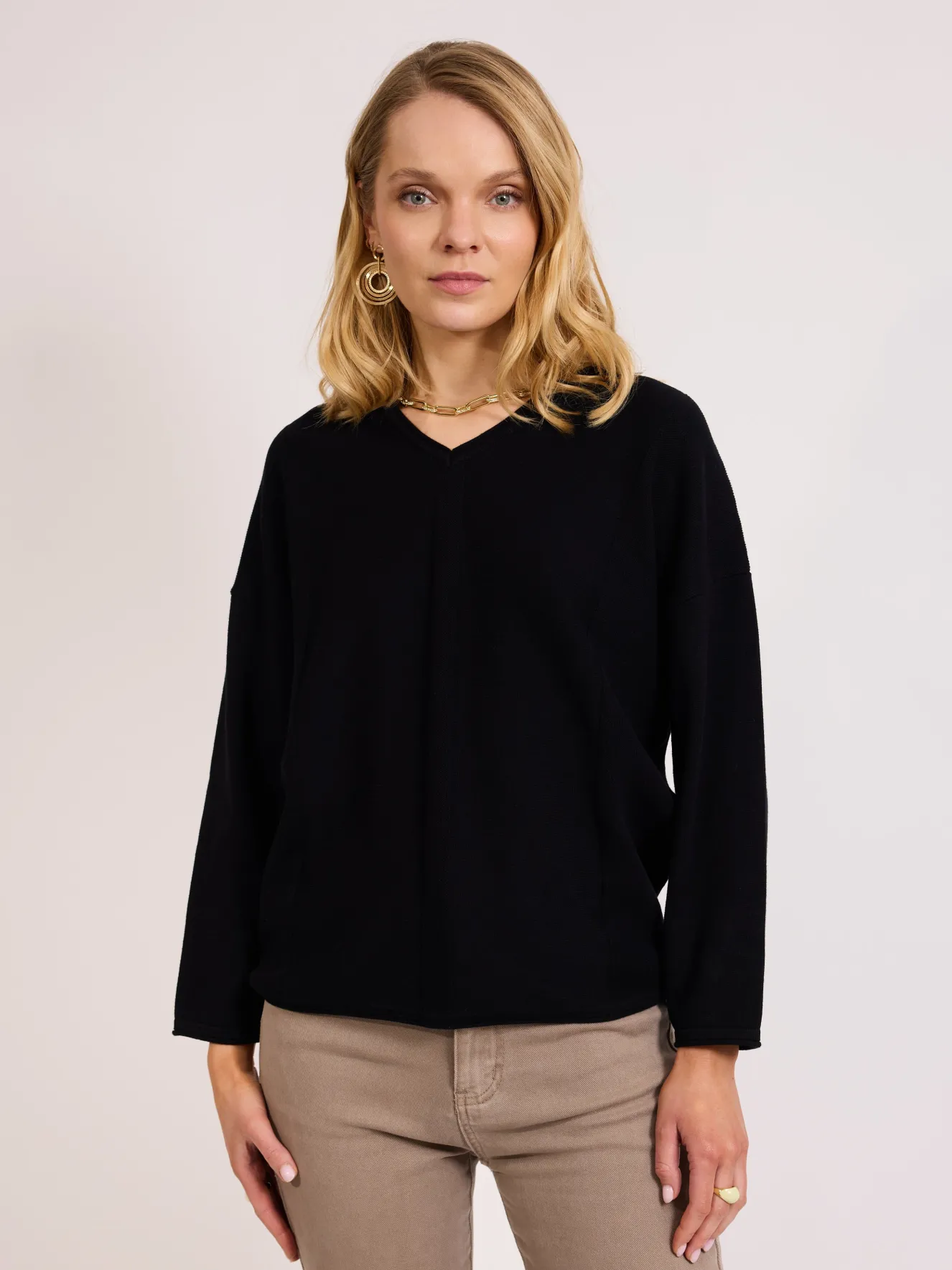 Czarny sweter damski