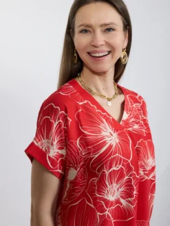 Czerwona bluzka damska w kwiaty