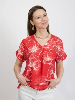 Czerwona bluzka damska w kwiaty