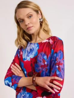 Czerwona bluzka w kwiaty z rękawem 3/4