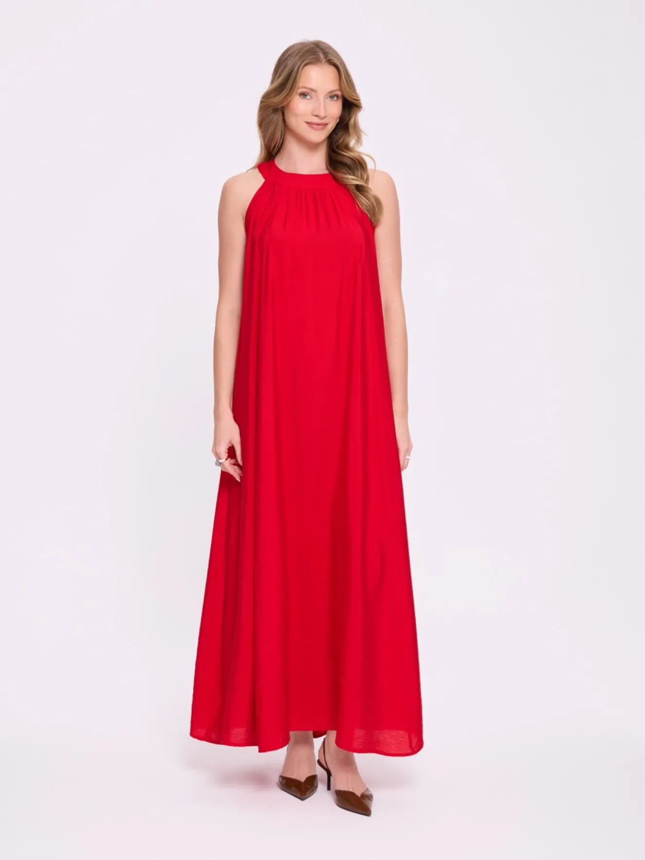 Czerwona sukienka maxi z dekoltem halter