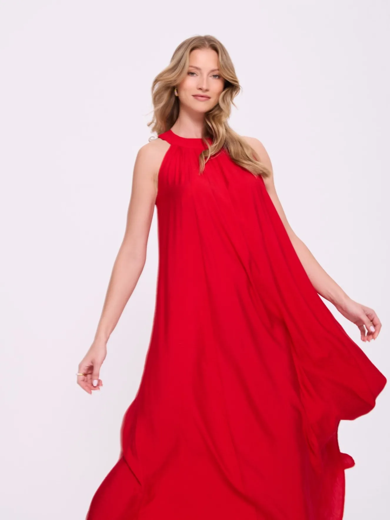 Czerwona sukienka maxi z dekoltem halter