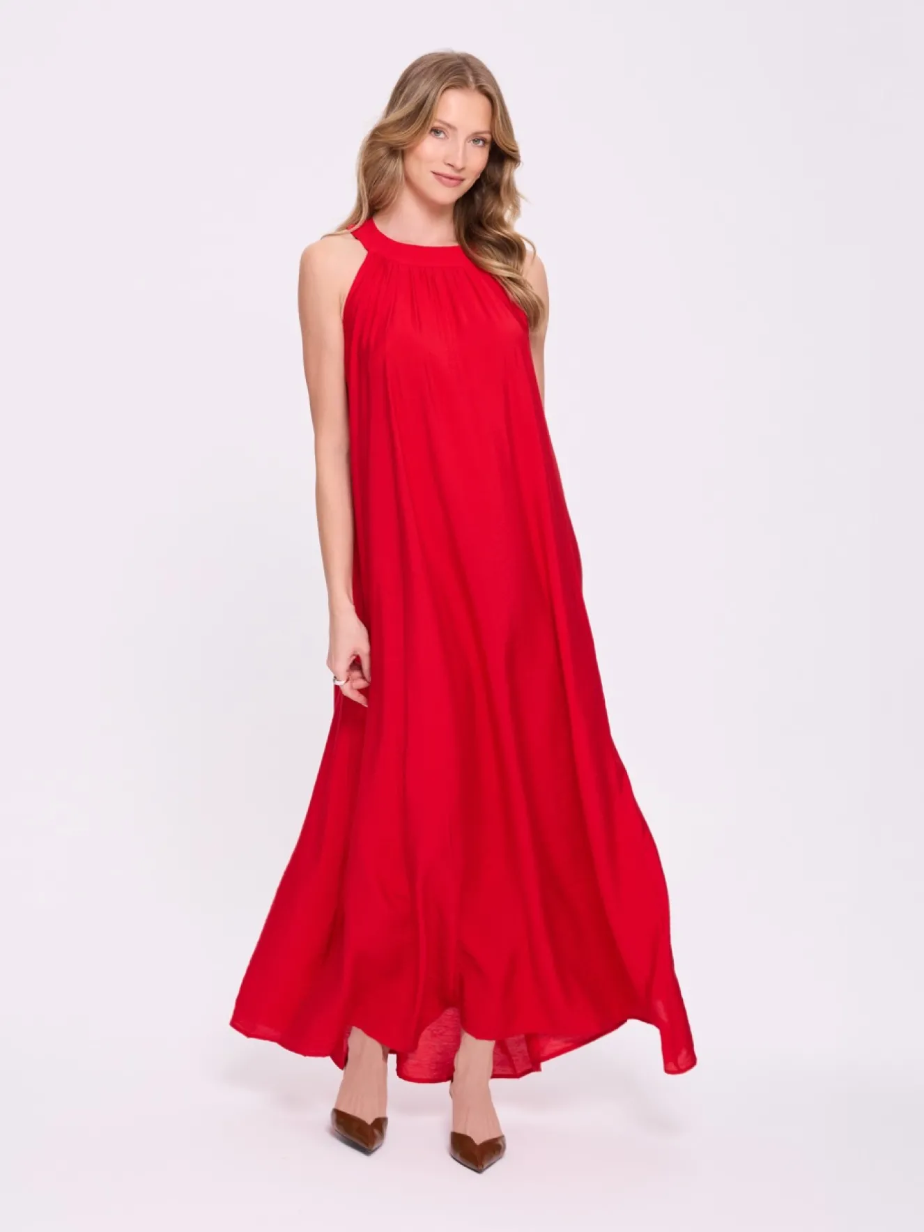 Czerwona sukienka maxi z dekoltem halter