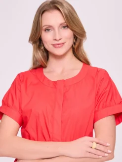 Czerwona sukienka midi z wiązaniem w talii