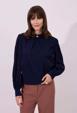 Elegancka bluzka ze stójką i ozdobnym guzikiem