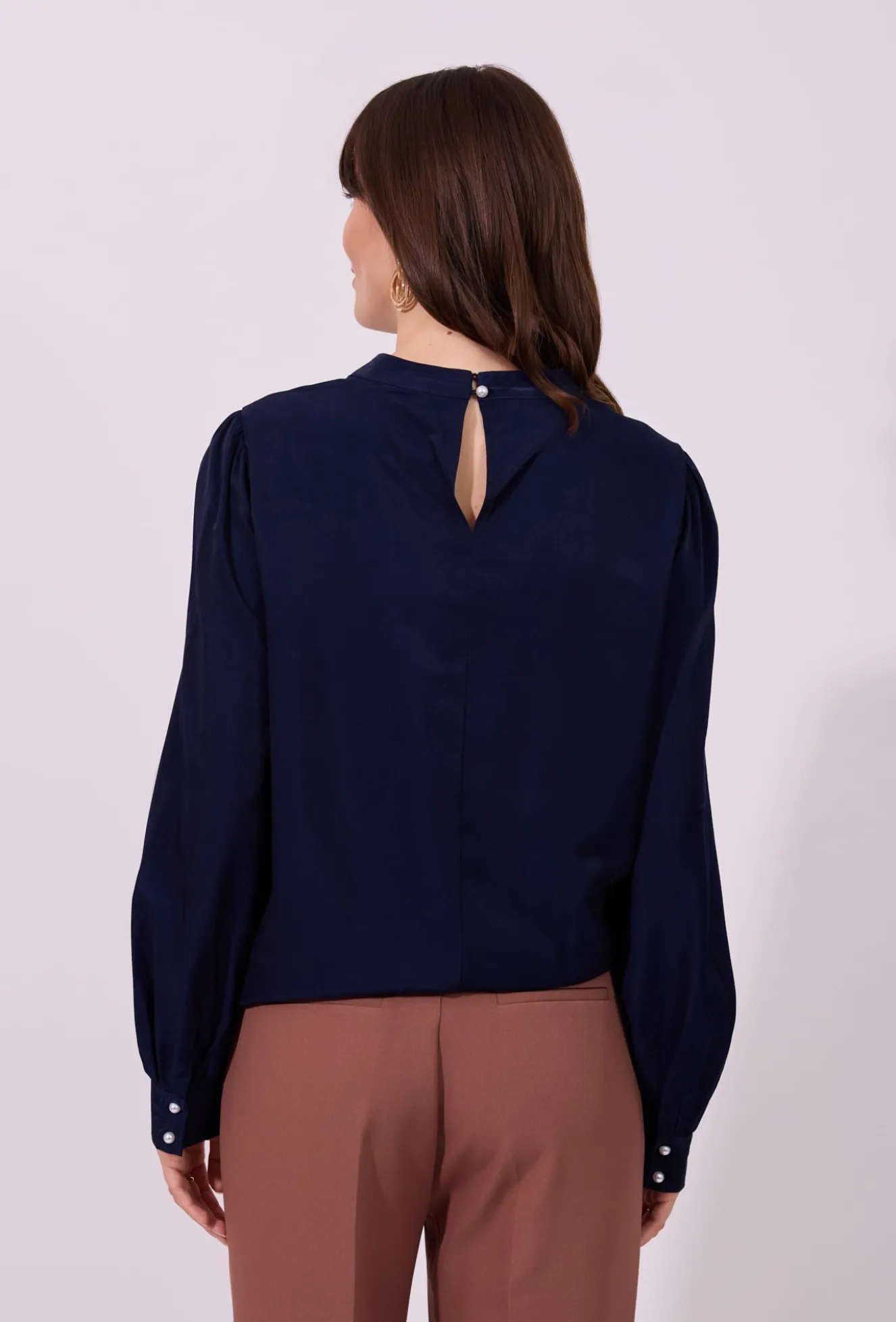 Elegancka bluzka ze stójką i ozdobnym guzikiem