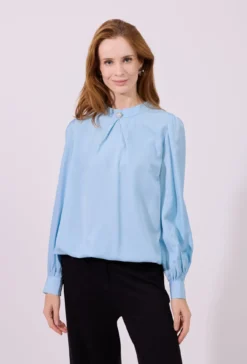 Elegancka bluzka ze stójką i ozdobnym guzikiem