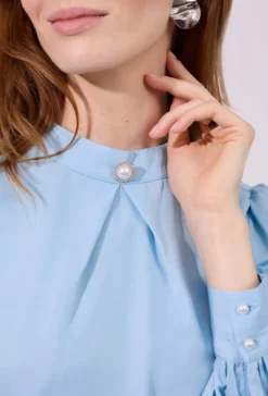 Elegancka bluzka ze stójką i ozdobnym guzikiem