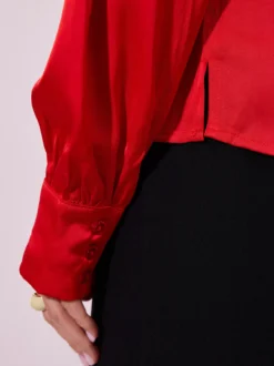 Elegancka czerwona bluzka satynowa ze stójką i drapowaniem