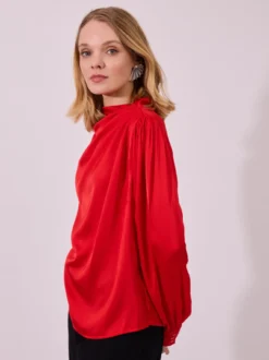 Elegancka czerwona bluzka satynowa ze stójką i drapowaniem