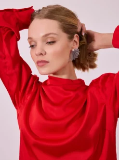 Elegancka czerwona bluzka satynowa ze stójką i drapowaniem