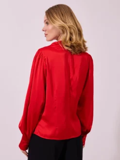 Elegancka czerwona bluzka satynowa ze stójką i drapowaniem