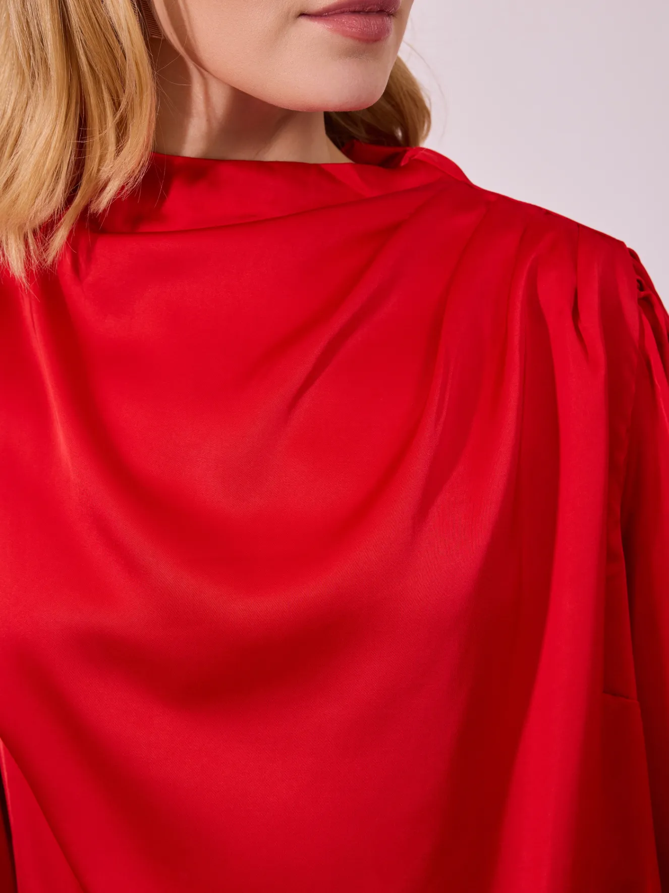 Elegancka czerwona bluzka satynowa ze stójką i drapowaniem