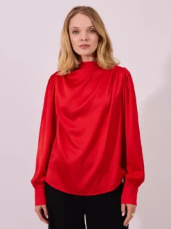 Elegancka czerwona bluzka satynowa ze stójką i drapowaniem