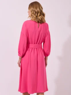 Elegancka różowa sukienka midi z paskiem w talii