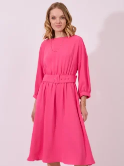 Elegancka różowa sukienka midi z paskiem w talii