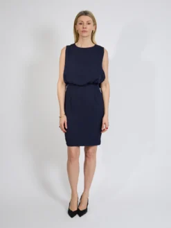 Elegancka sukienka bez rękawów granatowa