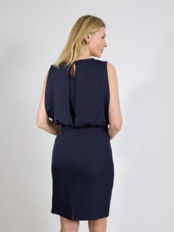 Elegancka sukienka bez rękawów granatowa