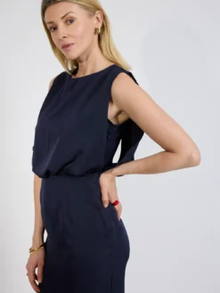 Elegancka sukienka bez rękawów granatowa