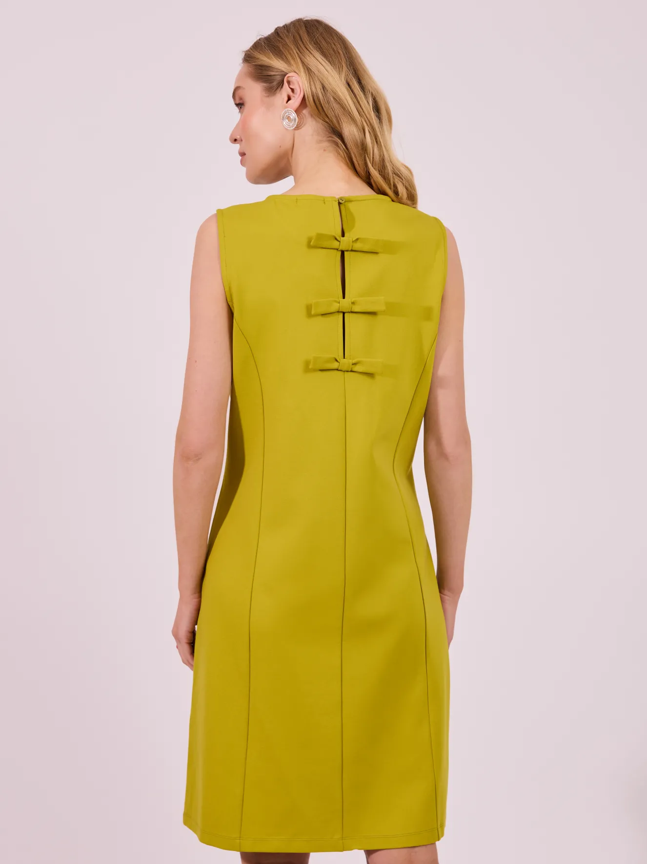 Elegancka sukienka biznesowa w kolorze limonkowym