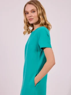 Elegancka Sukienka o Prostym Kroju z Krótkim Rękawem