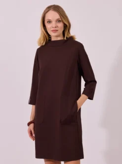 Elegancka sukienka trapezowa z kołnierzem i kieszeniami