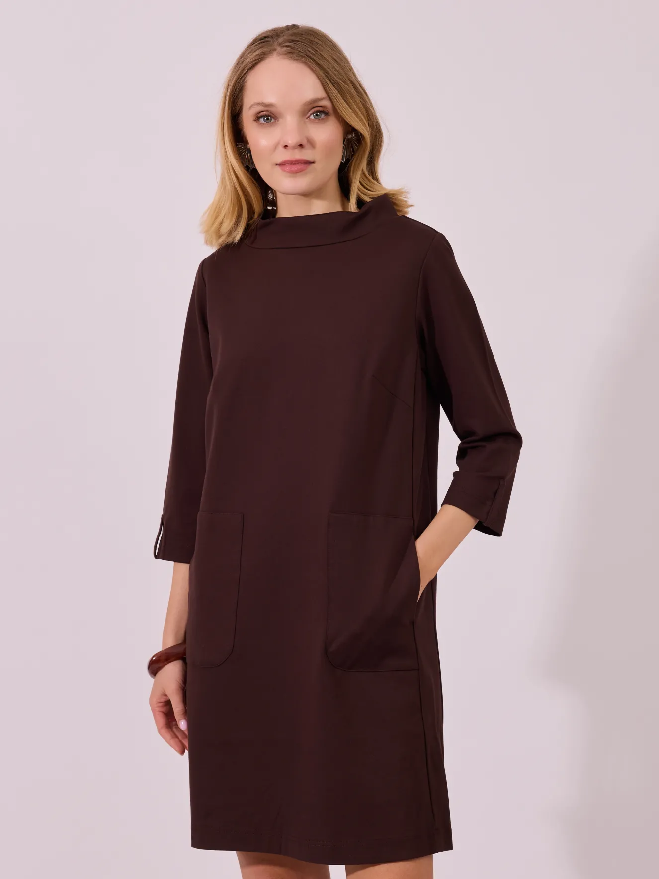 Elegancka sukienka trapezowa z kołnierzem i kieszeniami