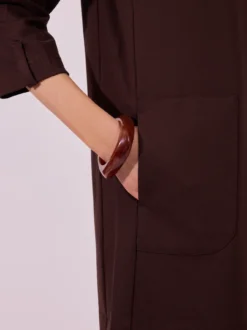 Elegancka sukienka trapezowa z kołnierzem i kieszeniami