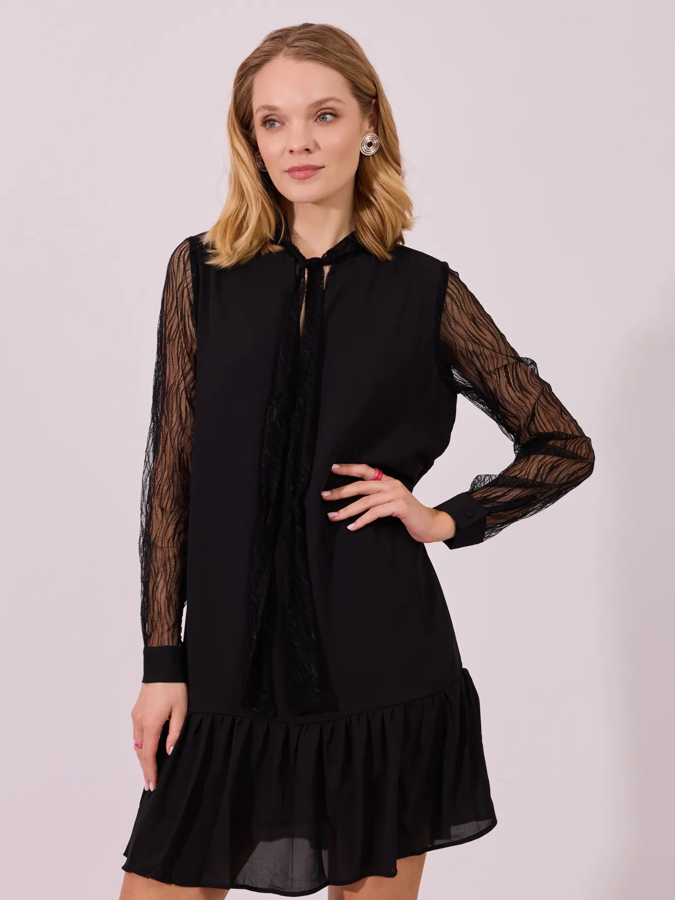 Elegancka sukienka z koronkowymi rękawami i wiązaniem