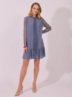 Elegancka sukienka z koronkowymi rękawami i wiązaniem