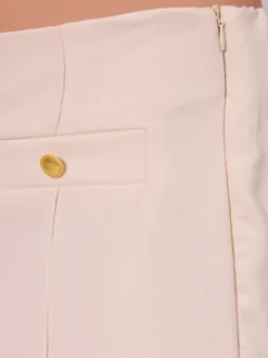 Eleganckie spodnie wide leg w kolorze ecru z ozdobnymi guzikami