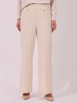 Eleganckie spodnie wide leg w kolorze ecru z ozdobnymi guzikami