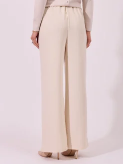 Eleganckie spodnie wide leg w kolorze ecru z ozdobnymi guzikami