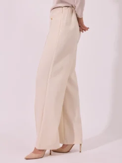 Eleganckie spodnie wide leg w kolorze ecru z ozdobnymi guzikami