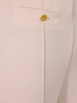 Eleganckie spodnie wide leg w kolorze ecru z ozdobnymi guzikami