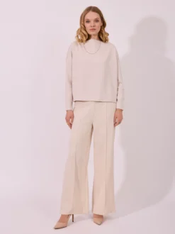 Eleganckie spodnie wide leg w kolorze ecru z ozdobnymi guzikami