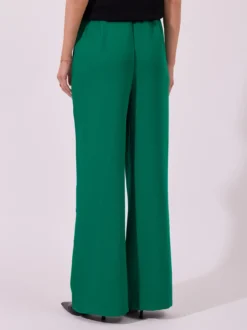 Eleganckie spodnie wide leg w kolorze intensywnej zieleni