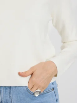 Elegancki sweter damski ecru z perełkami przy dekolcie