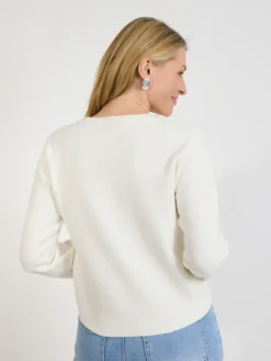 Elegancki sweter damski ecru z perełkami przy dekolcie