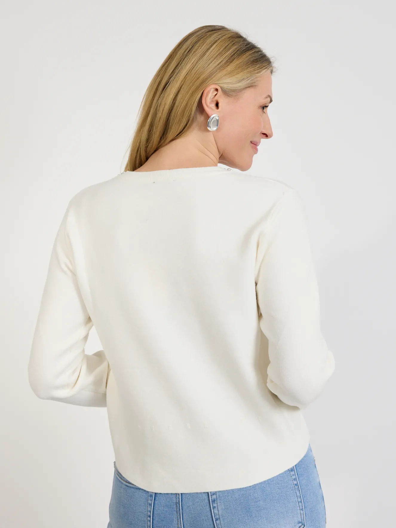 Elegancki sweter damski ecru z perełkami przy dekolcie