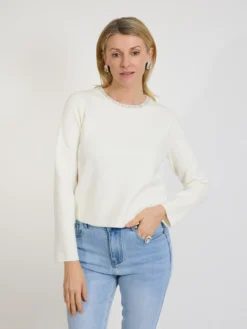Elegancki sweter damski ecru z perełkami przy dekolcie