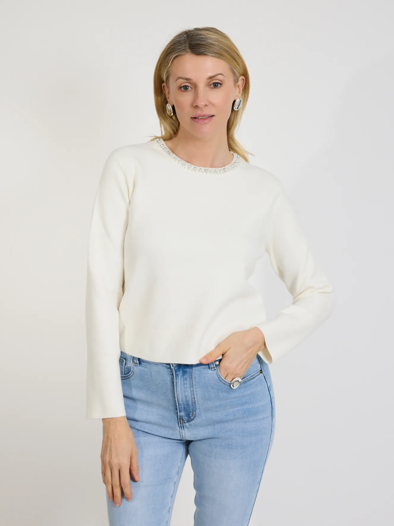 Elegancki sweter damski ecru z perełkami przy dekolcie