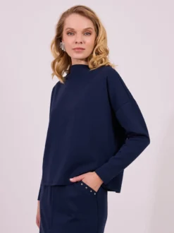 Granatowa bluza z wysokim kołnierzem