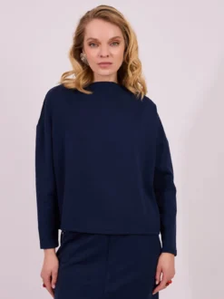 Granatowa bluza z wysokim kołnierzem