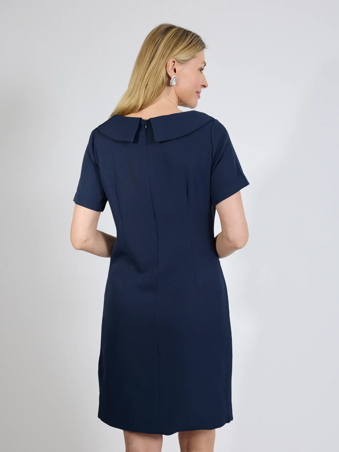 Granatowa sukienka elegancka z krótkim rękawem