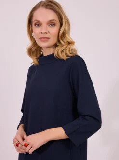 Granatowa sukienka o prostym kroju z ozdobnymi kieszeniami